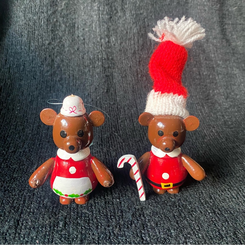 🐻 Sweet vintage pair of hand painted wooden bear ornaments.